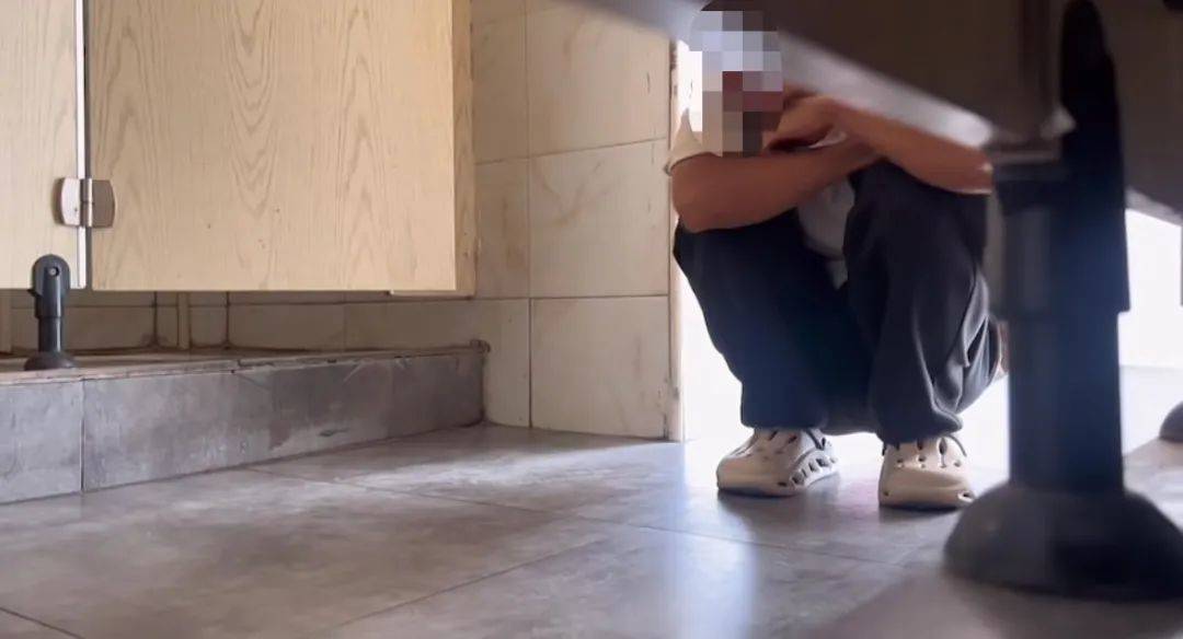 皇冠信用盘代理注册
_河南一女子在公厕被流浪汉偷窥皇冠信用盘代理注册
，当事人称已解决，当地回应：系精神病患者