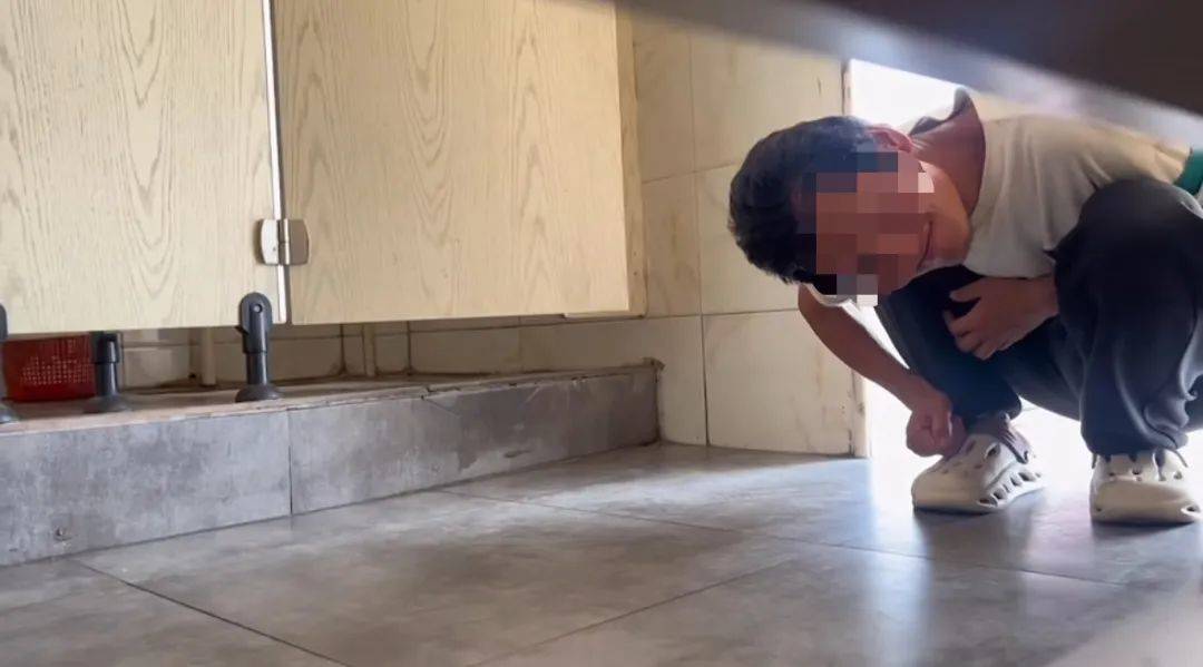 皇冠信用盘代理注册
_河南一女子在公厕被流浪汉偷窥皇冠信用盘代理注册
，当事人称已解决，当地回应：系精神病患者